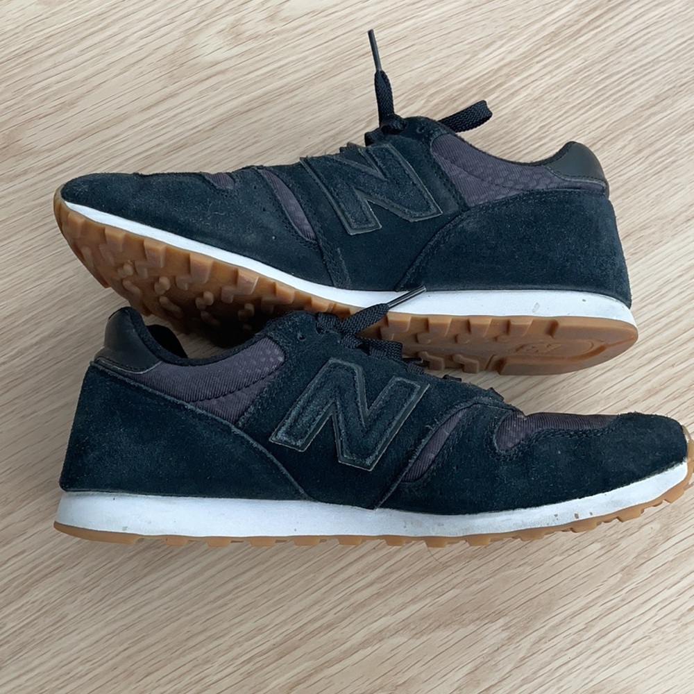 New Balance 373 black lifestyle shoes